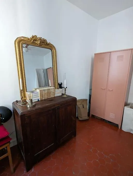 3 Nights Minimum, Renovated Entire Flat, City Of Marseille, 4 People, 1First Floor شقة